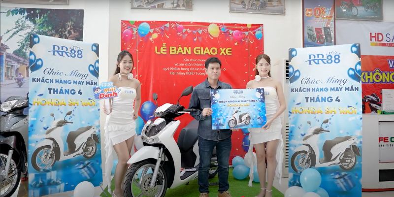 Khách hàng may mắn tặng xe 160i tháng 04
